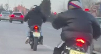 Akrobatik hareketlerle yolculuk yapan motosikletliler canlarını hiçe saydı