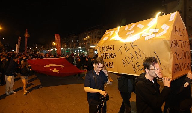 Atakum'da on binlerce kişinin katıldığı demokrasi yürüyüşü