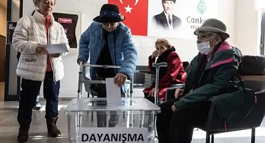 CHP ön seçiminde oy kullanma süresi saat 19.00'a uzatıldı