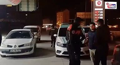 Çorum’da husumetli tartışması! Seyir halindeki araca silahlı saldırı