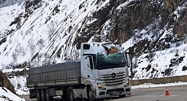 Dağdan kopan dev kaya tırın üzerine düştü