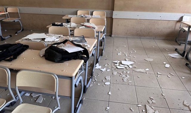 Derste korku dolu anlar! Öğrencilerin üzerine tavan sıvası çöktü! 4 öğrenci yaralandı