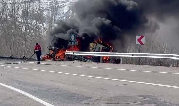 Devrilen tır alev alev yandı