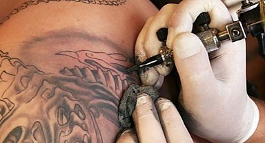 Dövme yaptıranlar ya da yaptıracaklar dikkat: Kanser riskini artırıyor