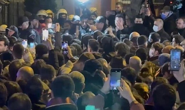 Ekrem İmamoğlu Çağlayan Adliyesi'nde... Adliye önünde gerginlik