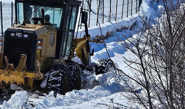 Elazığ’da kar hayatı felç etti: Kapanan köy yolları için çalışma