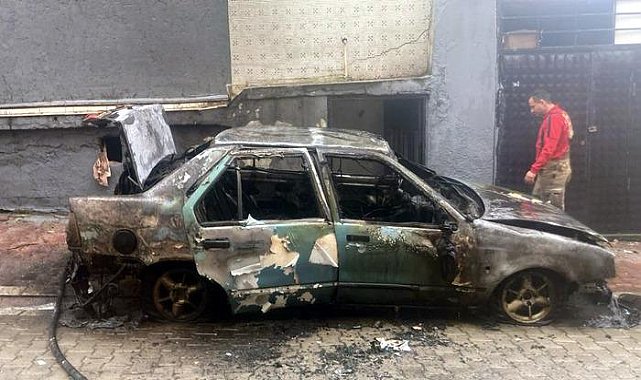 İstanbul Esenyurt'ta park halindeki otomobil yandı