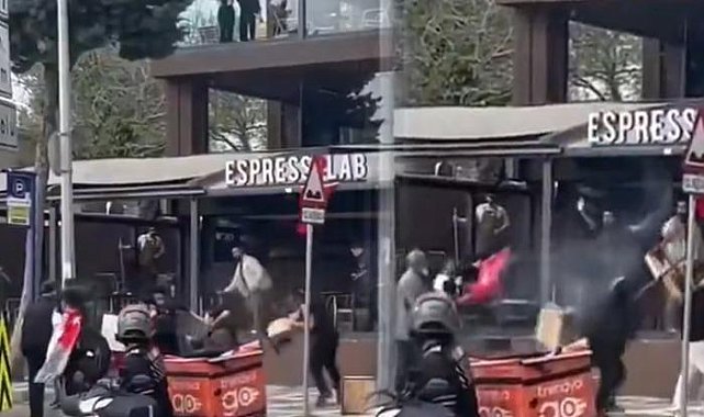 Espressolab'da oturanlar ile mitingden dönenler arasında kavga: Sandalyeler hava uçuştu