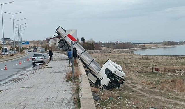 Faciadan dönüldü! Tır ihata duvarında asılı kaldı
