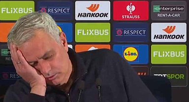 Feberbahçe teknik direktörü Mourinho basın toplantısında uyudu