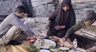 Gazze'de enkaz yığınları arasında iftar