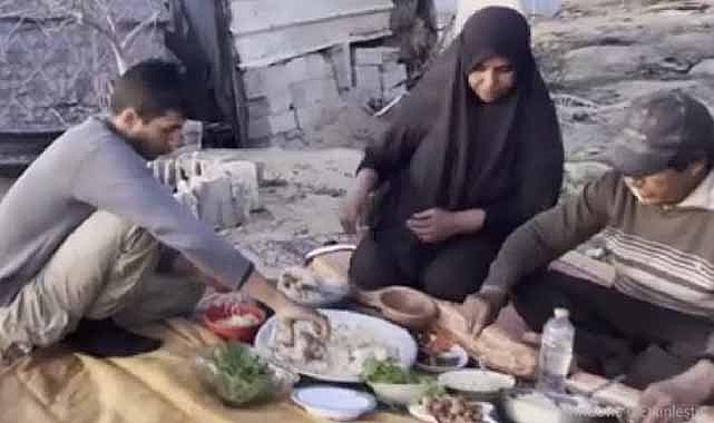 Gazze'de enkaz yığınları arasında iftar