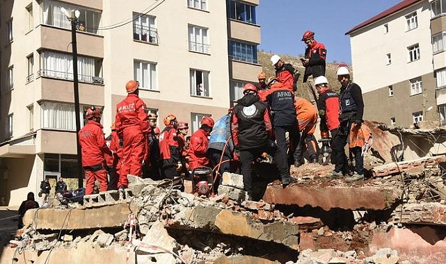 Gerçeği aratmayan deprem tatbikatı! Enkaz altında kalan yaralıları tek tek çıkardılar...