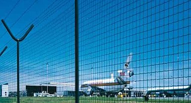 Güvenlik çitini aştı! Pompalı tüfekle uçağa binmeye çalıştı! 