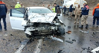 Hafif ticari araç ile otomobil çarpıştı! 1 kişi hayatını kaybetti,1'i bebek 5 kişi yaralandı