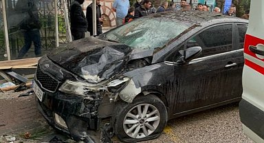 İftar saati otomobil otobüs durağına daldı: 2'si ağır 6 yaralı
