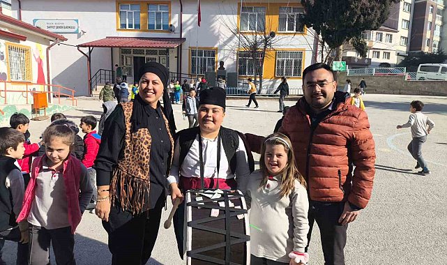 İlkokul öğrencisi okulda davul çaldı, maniler söyledi