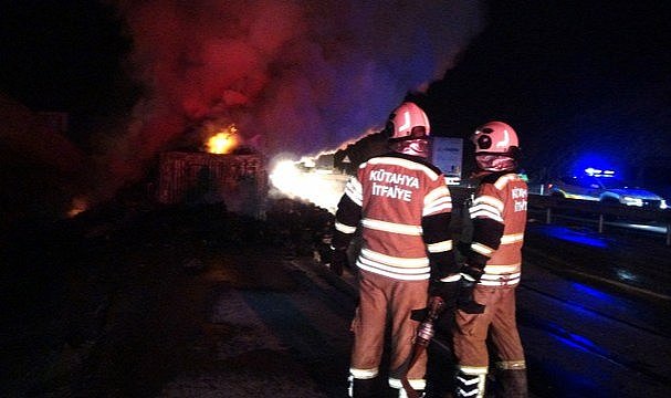 İplik yüklü tır cayır cayır yandı