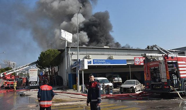 İzmir 4. Sanayi Sitesi'nde yangın! Alevler iş yerlerine sıçradı