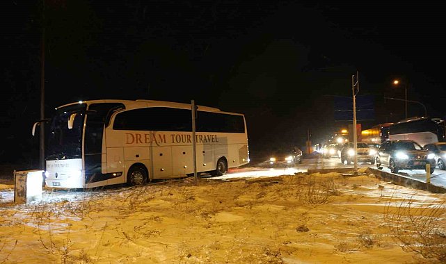 Kaza yapan otomobilin parçalarını toplarken otobüs çarptı