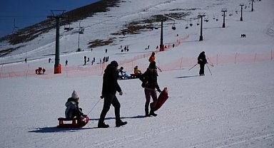 Akdağ Kayak Merkezi'nde vatandaşların kar keyfi sürüyor