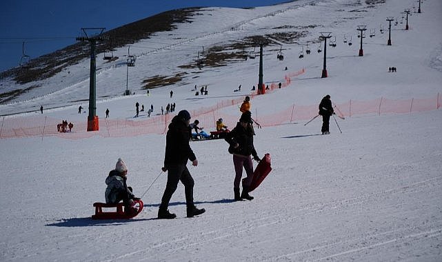 Akdağ Kayak Merkezi'nde vatandaşların kar keyfi sürüyor