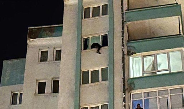 Korku dolu anlar! 14. katın penceresine çıkıp dışarı sarktı