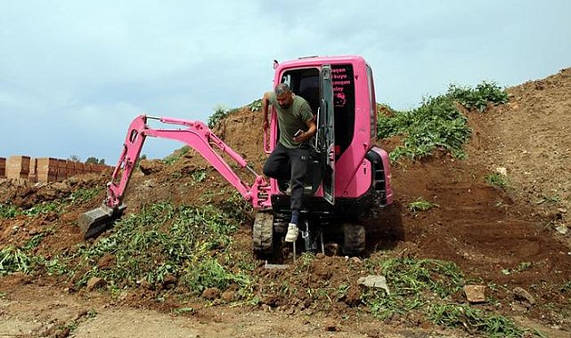Küçük kızı istedi, ekskavatörünü pembeye boyattı: Görenler çok şaşırdı!