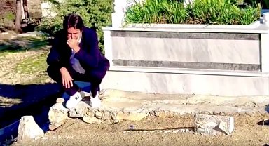 Mahsun Kırmızıgül cenazesine gitmediği annesinin mezarı başında ağladı!