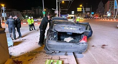 Malatya'da araç önce kaldırıma, sonra duvara çarptı: 1 ölü, 1 yaralı