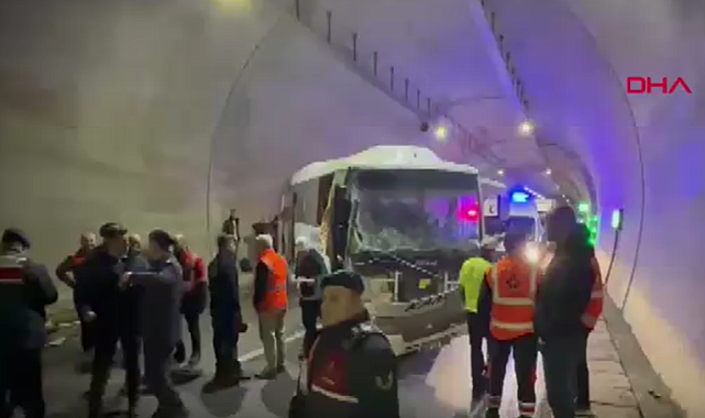 Malatya karayolunda yolcu midibüsü tıra çarptı: Yaralılar var