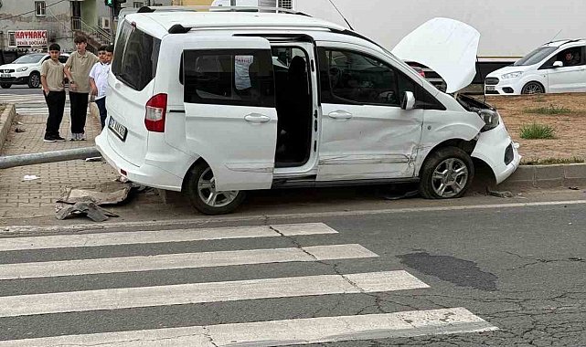 Mardin'de araç direğe çarptı: 5 yaralı
