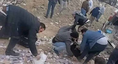 Merkez bankasının aracı devrildi! Vatandaşlar yola saçılan paraları kapmak için birbiriyle yarıştı