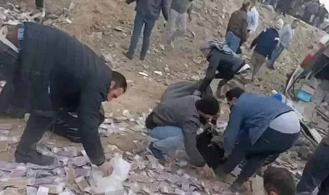 Merkez bankasının aracı devrildi! Vatandaşlar yola saçılan paraları kapmak için birbiriyle yarıştı