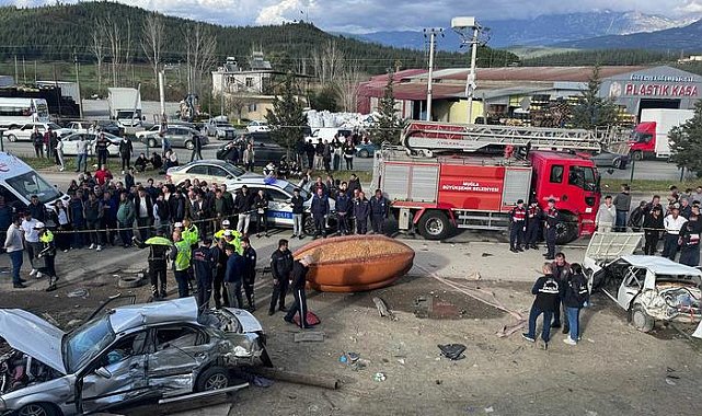 Muğla'da 2 otomobil çarpıştı! Ölü ve yaralılar var