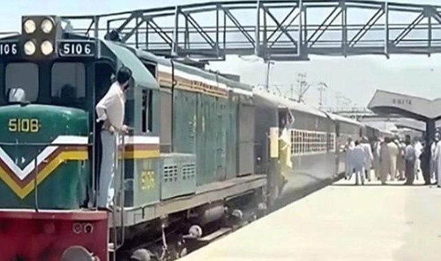 Pakistan’da trene saldırı: 450 yolcu rehin alındı