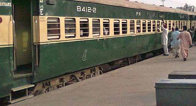 Pakistan'da trene saldırı! Militanların, kadın ve çocukları canlı kalkan olarak kullanıyor