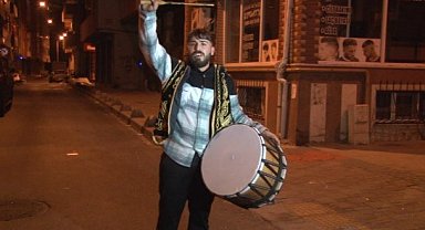 Ramazan ayının ilk sahurunda davulcular tarafından uyandırılan vatandaşlar fırınların önünde kuyruklar oluşturdu.