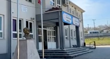 Sakarya’da okul zilinden rahatsız olan adam müdürün boğazını kesti! 