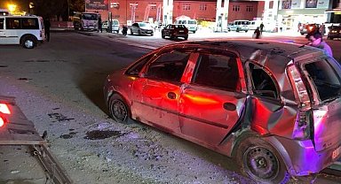 Samsun Bafra'da tabelaya çarpan araç devrildi! 2 kişi yaralandı