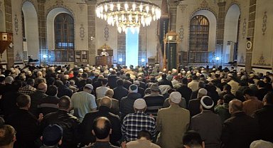 Samsun Büyük Cami'de Kadir Gecesi'nde eller semaya kalktı