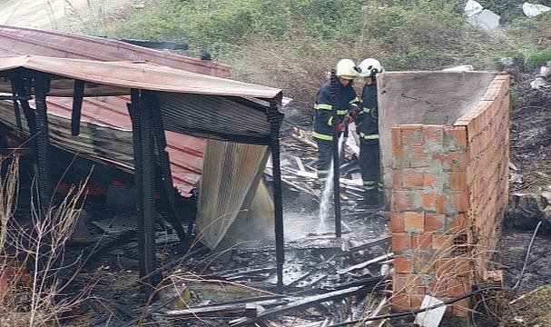 Samsun'da baraka kundaklandı alev alev yandı