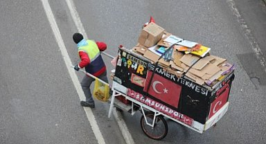 Samsun'da kağıt toplayıcısının Türkiye ve Samsunspor sevgisi