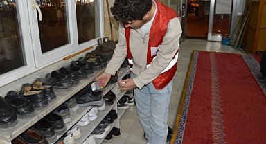 Samsun'da Kızılay gönüllüleri camiye gelen çocuklara hediye bıraktı