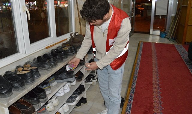 Samsun'da Kızılay gönüllüleri camiye gelen çocuklara hediye bıraktı