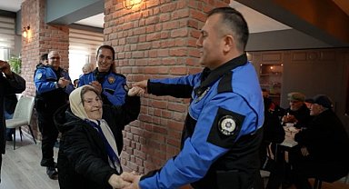 Samsun’da polis memurları huzurevinde kalan yaşlılarla karşılıklı oynadı!