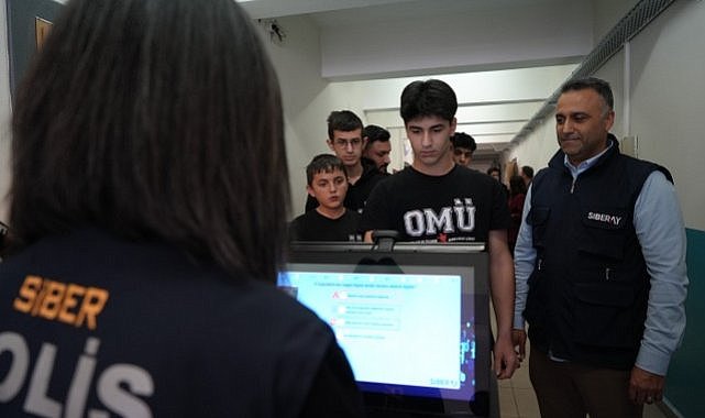 Samsun'da polislerden öğrencilere güvenli internet uyarısı