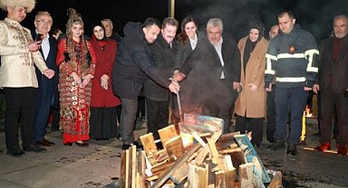 Samsun'da protokol ve öğrenciler Nevruz ateşinin etrafında toplandı