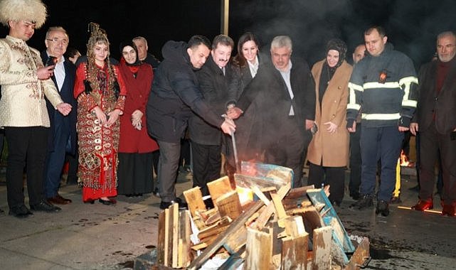 Samsun'da protokol ve öğrenciler Nevruz ateşinin etrafında toplandı