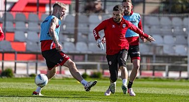 Samsunspor Adana Demirspor maçına ısınıyor